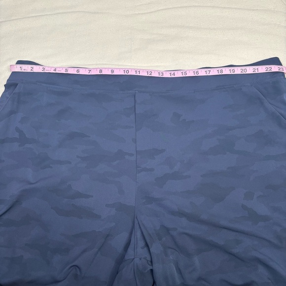 Athleta Brooklyn Ankle Camo Print Pant Plus Size 26 Navy Blue Camo 27.5” Inseam - Picture 12 of 16